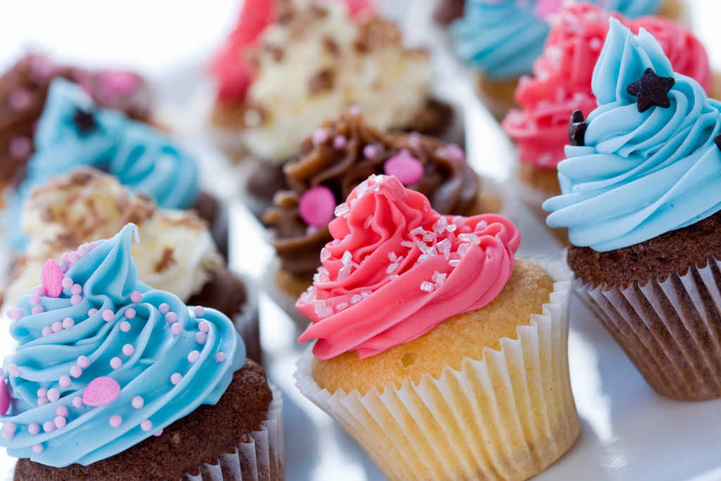 pink and blue cupcakes